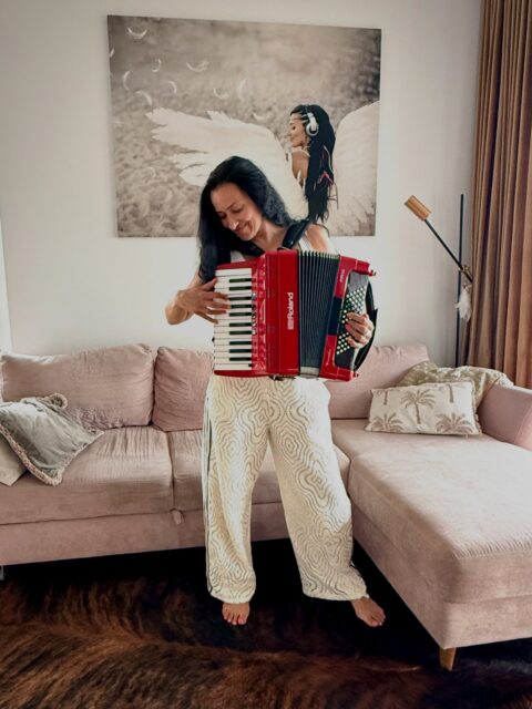 Reconnecting with my first instrument…
in a completely new way.
Some things return when the time is right.
A new chapter begins.
Romily ❤️
#romily #djromily #melodicelectronicmusic #liveaccordion #musicjourney
